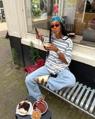 @amaka.hamelijnck wearing baggy jeans, a t-shirt and Birkenstocks