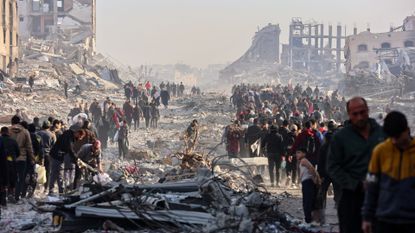 Scores of displaced Palestinians leave refuge areas near Gaza City, hours after ceasefire comes into effect, 19 January 2025