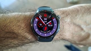 A photo of the OnePlus Watch 3 and OHealth app for Android