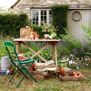 cottage garden outdoor potting bench