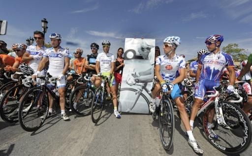 A moment of silence was held for Laurent Fignon at the start of stage five. The Frenchman passed away the previous day after a battle with cancer.
