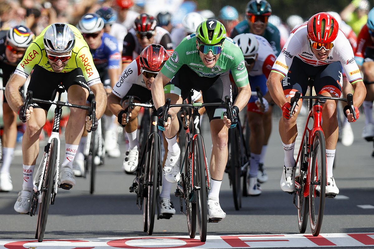 Vuelta Espana 2022 - 77th edition - 3rd stage - Breda - Breda 193,2 km 21/08/2022 - Sam Bennett (IRL - Bora - Hansgrohe) - Mads Pedersen (DEN - Trek - Segafredo) - Daniel Mclay (GBR - Team Arkea Samsic) - photo Luis Angel Gomez/SprintCyclingAgency&Acirc;&copy;2022
