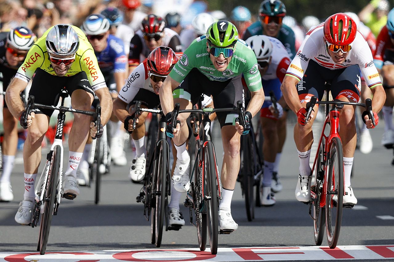 Vuelta Espana 2022 - 77th edition - 3rd stage - Breda - Breda 193,2 km 21/08/2022 - Sam Bennett (IRL - Bora - Hansgrohe) - Mads Pedersen (DEN - Trek - Segafredo) - Daniel Mclay (GBR - Team Arkea Samsic) - photo Luis Angel Gomez/SprintCyclingAgency&Acirc;&copy;2022