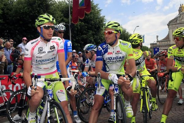 Liquigas-Cannondale teammates Damiano Caruso and Ivan Basso chat on the start line.
