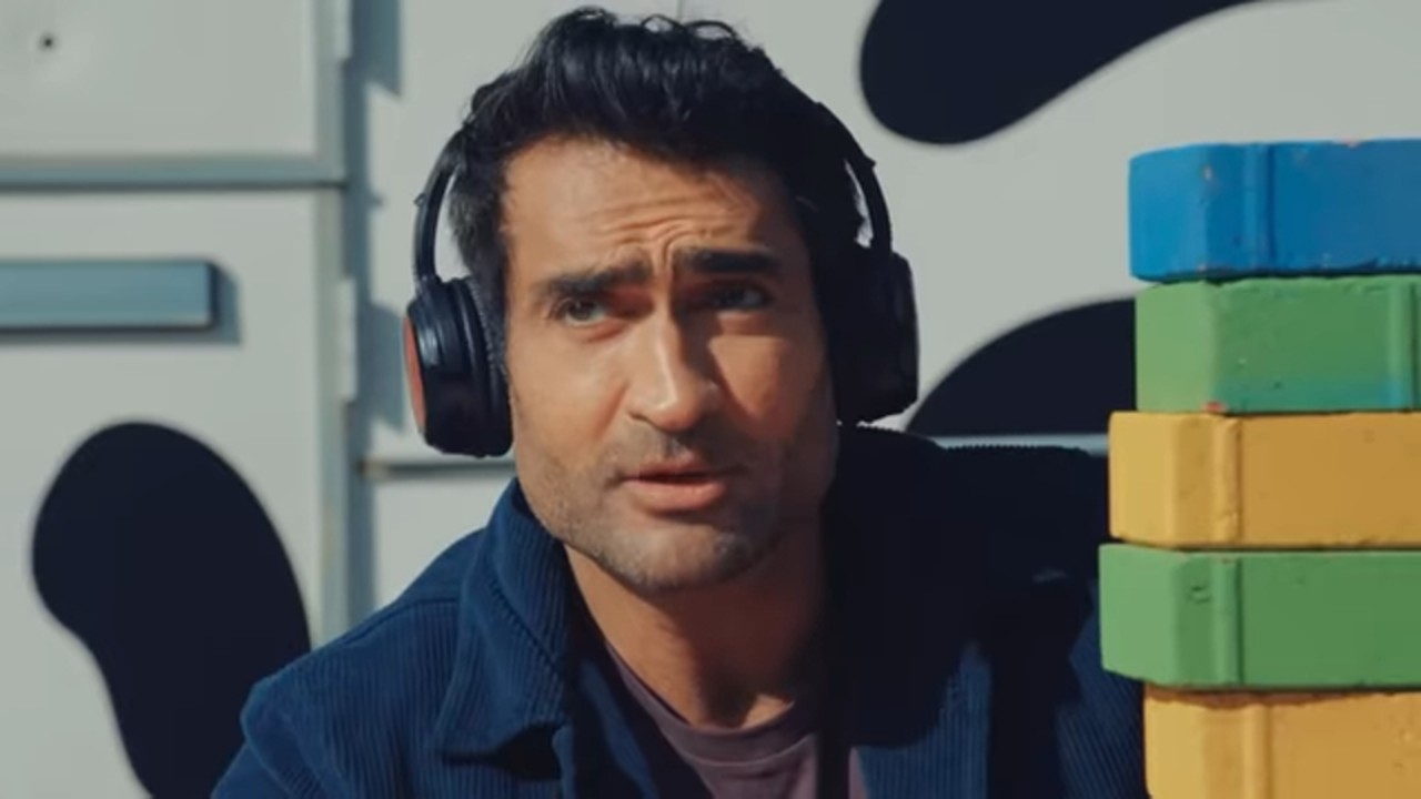 Kumail Nanjiani with headphones on in Taskmaster Series 21.