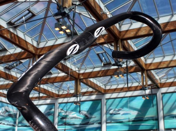 New for 2011 is the Zipp Vuka Sprint drop bar with aero-profile tops.