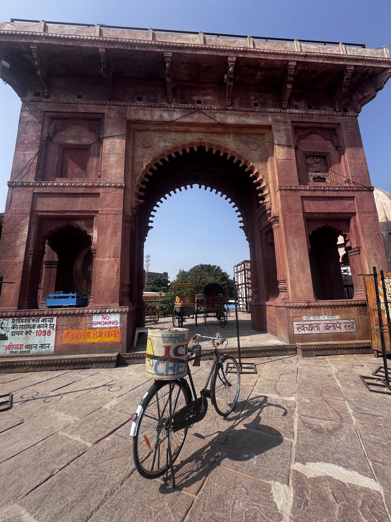 インド、ハイデラバードのバラナシセット訪問中に大きなアーチ道とその前に駐輪された自転車