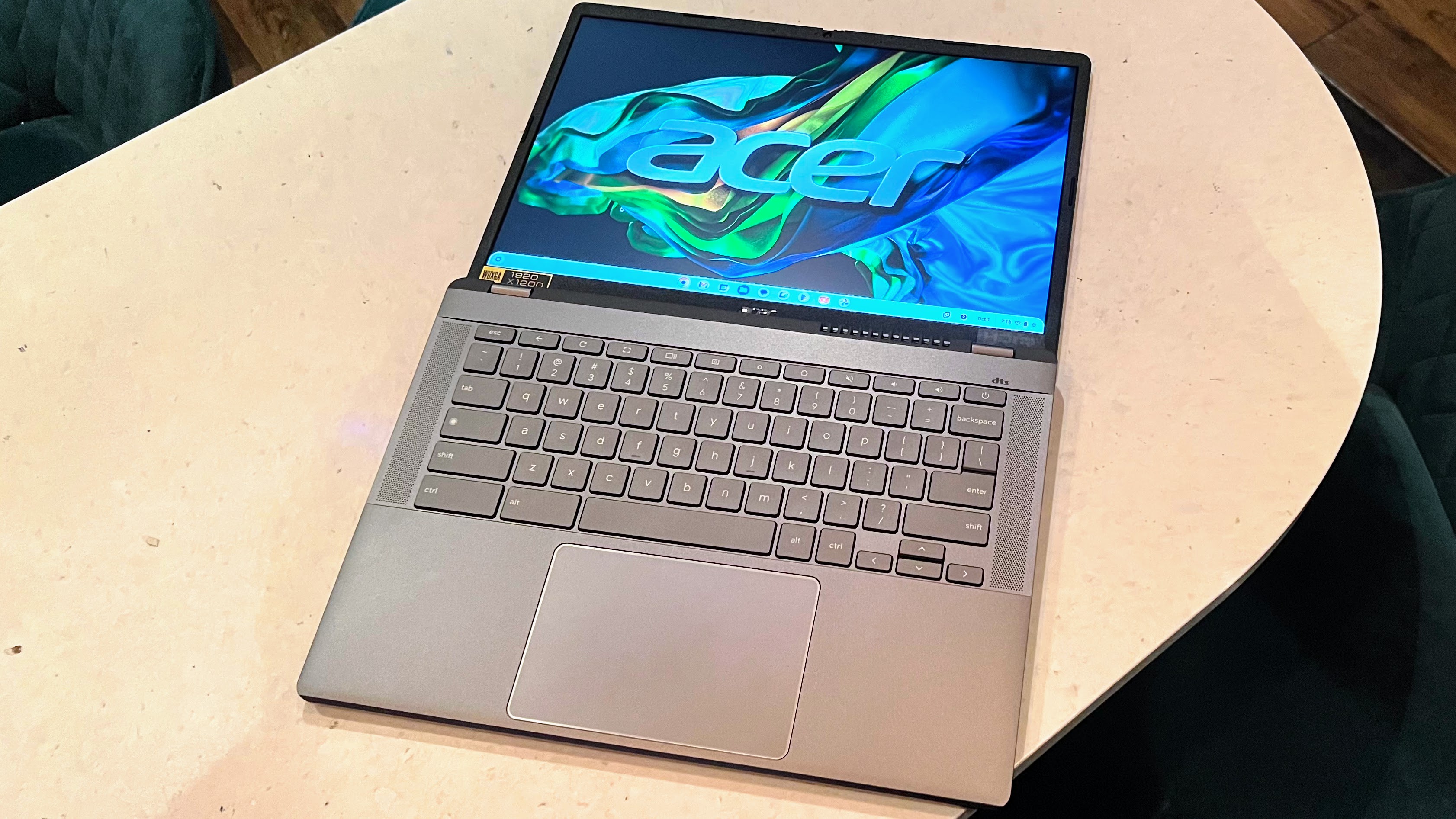 Ein Foto des Acer Chromebook Plus 514, flach hingelegt