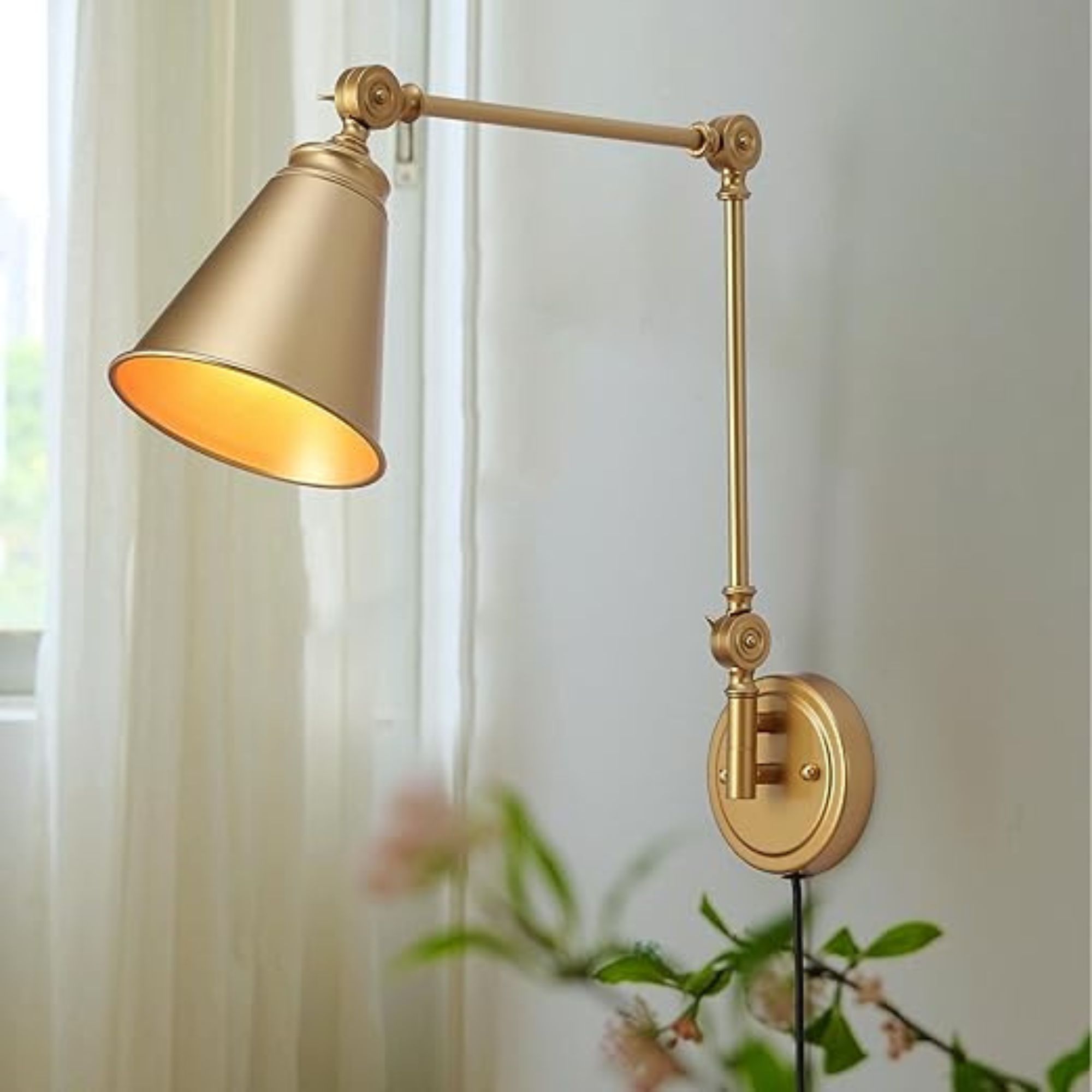 Gold wall lamp
