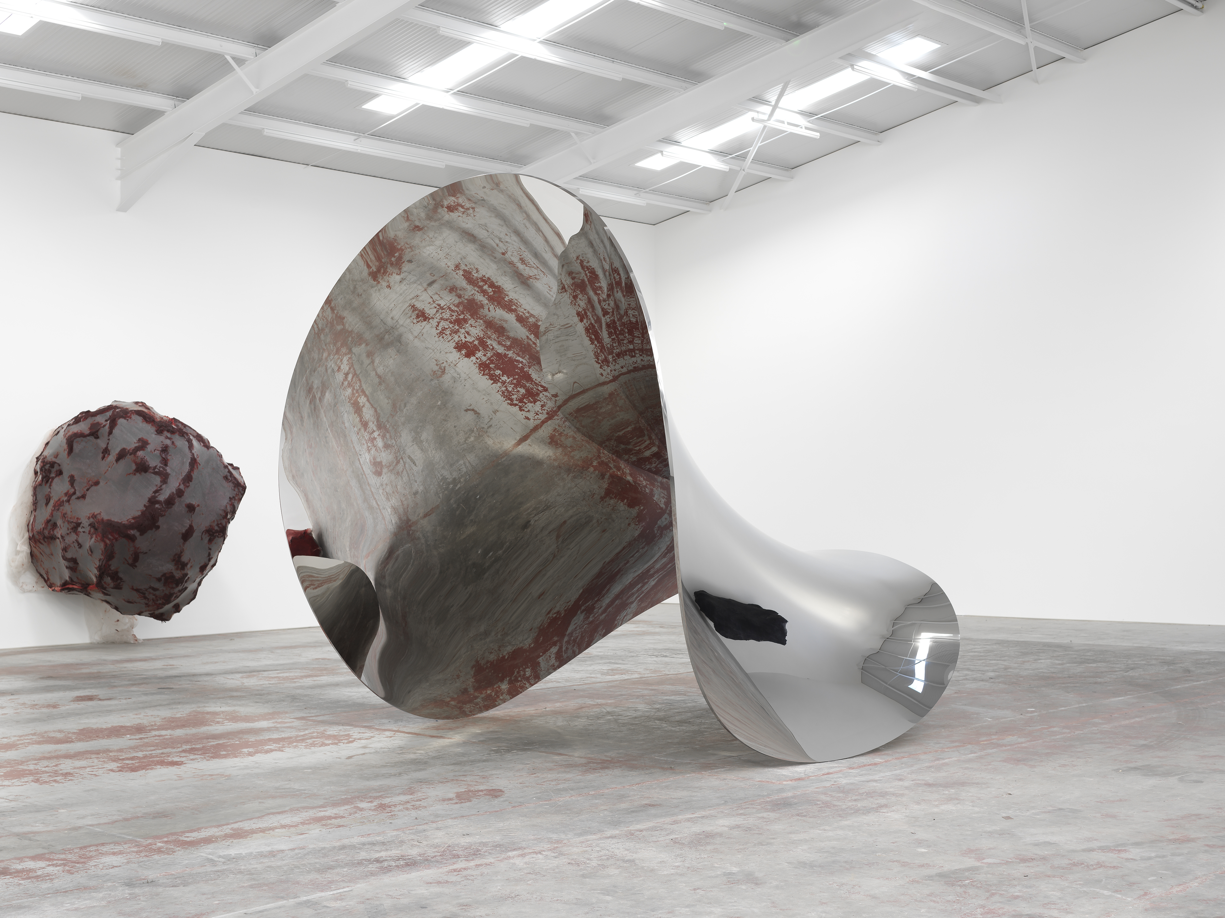 large anish kapoor sculptures at the hayward gallery