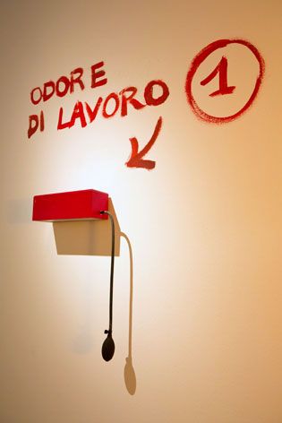 Message above a lever writing 'Odore de Lavaro'