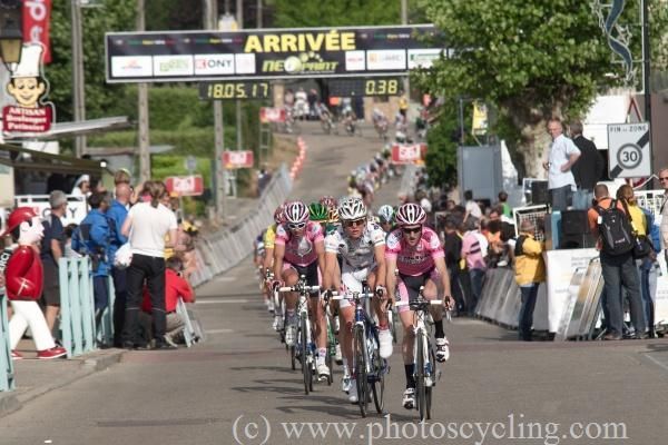 The peloton passes through the finish area.