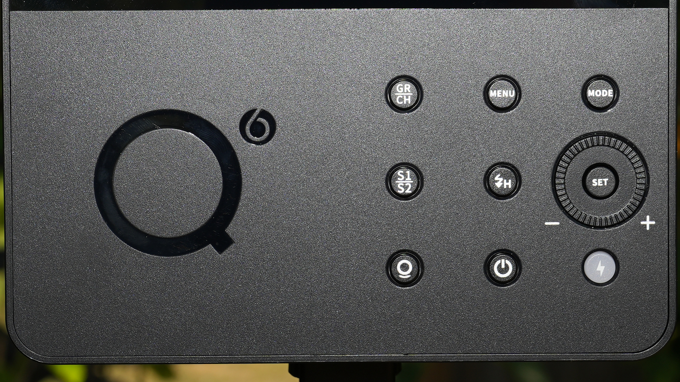 Neewer Q6 strobe light close up on control dials