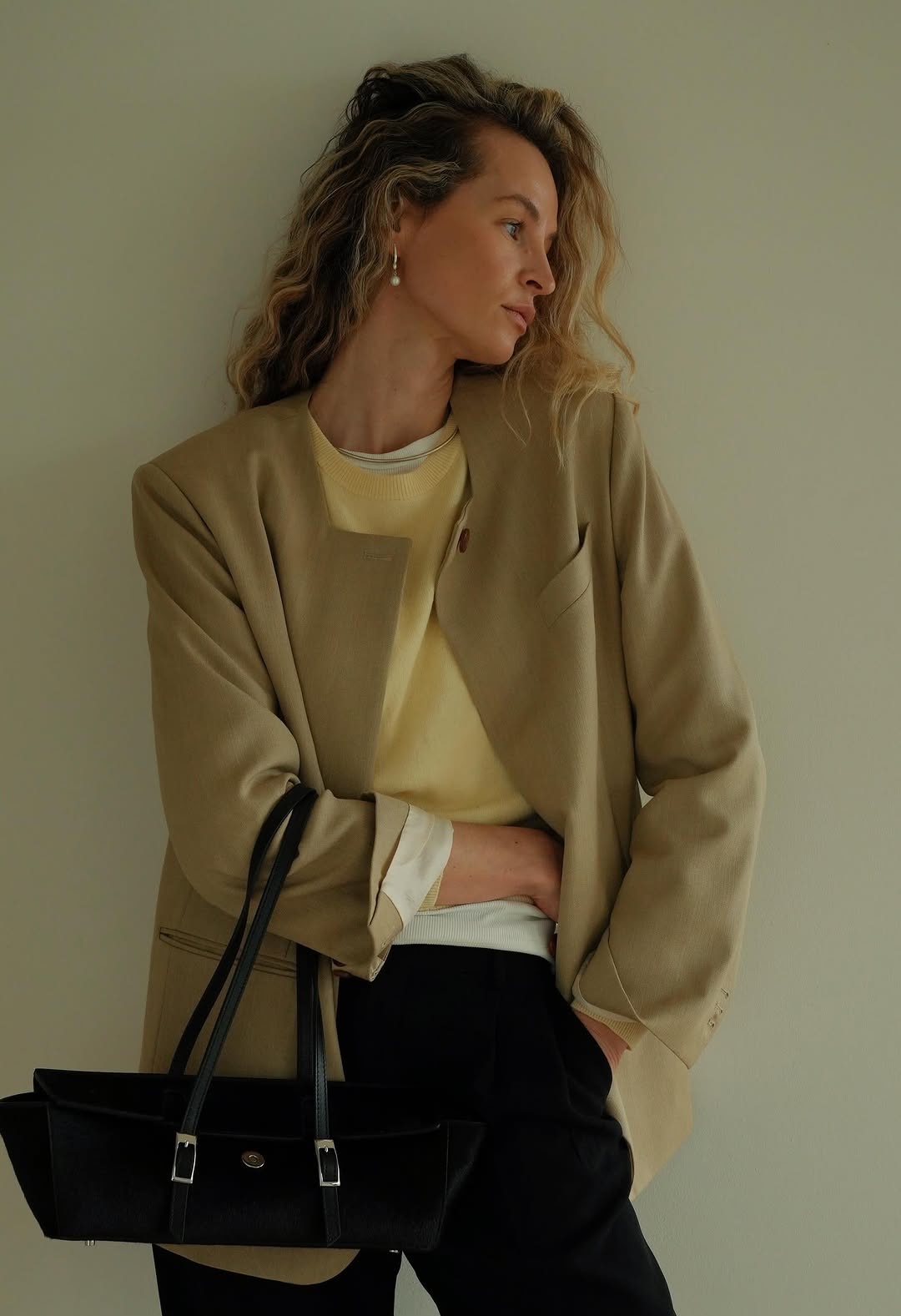 Anouk in a collarless blazer and yellow jumper