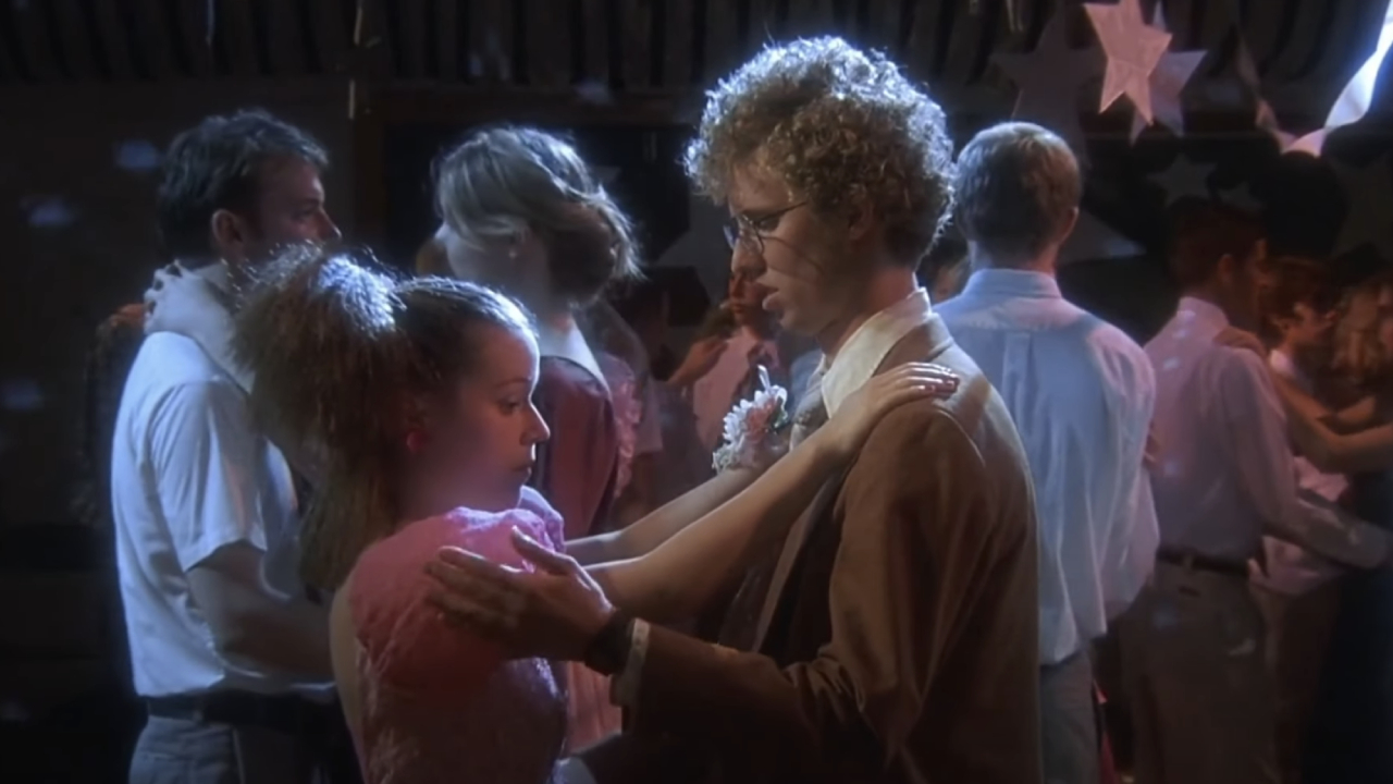 Tina Majorino como Deb e Jon Heder como Napoleão dançando no baile de formatura em Napoleon Dynamite