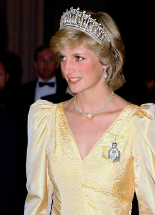 Princess Diana At A Banquet During An Official Visit To Canada Wearing The Cambridge Knot Diamond And Pearl Tiara With A Heart-shaped Diamond Necklace Which Had Been A Gift From Her Husband When She Gave Birth To Their First Baby