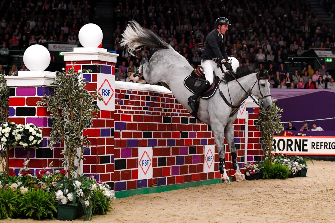 International-Showjumping-Ripon-Select-Foods-Puissance_HOYS_19PN_154344-2-e1570349261426.jpg