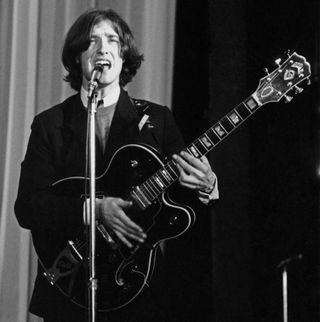 Dave Davies, guitarist of the British rock band The Kinks, on the stage of the Olympia Hall in Paris in 1964.