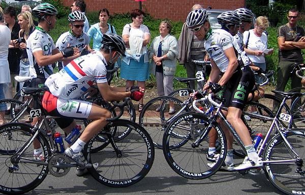 Team meeting before the start of the race.
