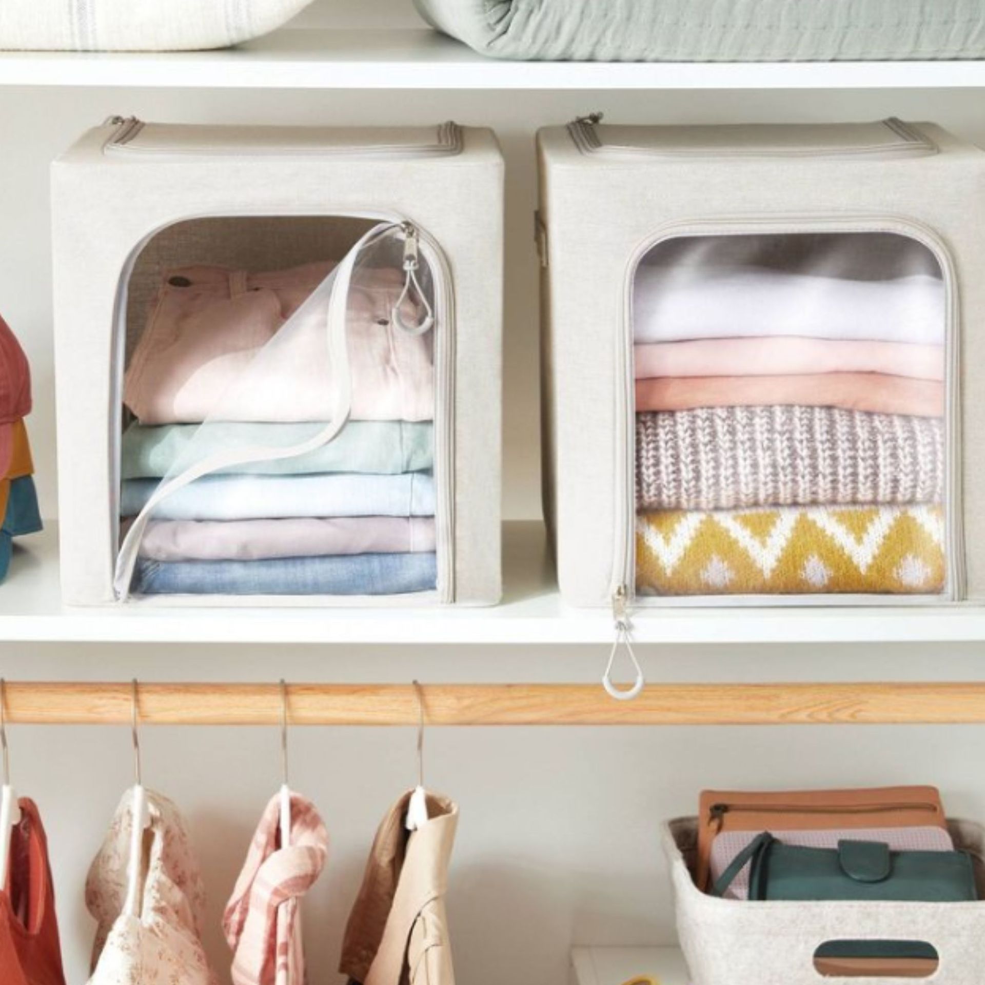 Dua kubus penyimpanan di lemari