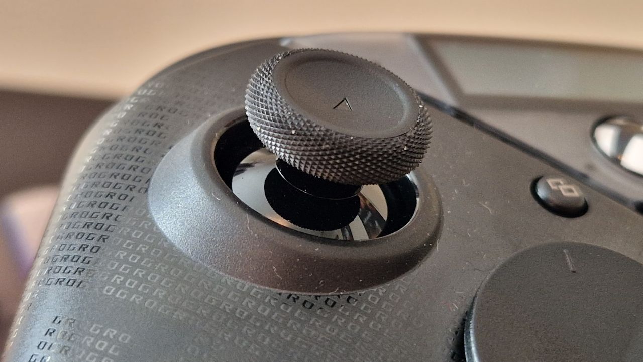 Asus ROG Raikiri Pro review image of the thumbstick up close