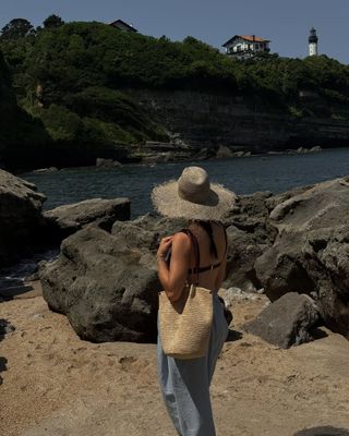 JVXjm5sCgMXMqFSzh2ZkMi-320-80 هذه هي أفضل أكياس كتف Raffia للاستثمار في هذا الصيف ، وفقًا لمحرر أزياء خبير