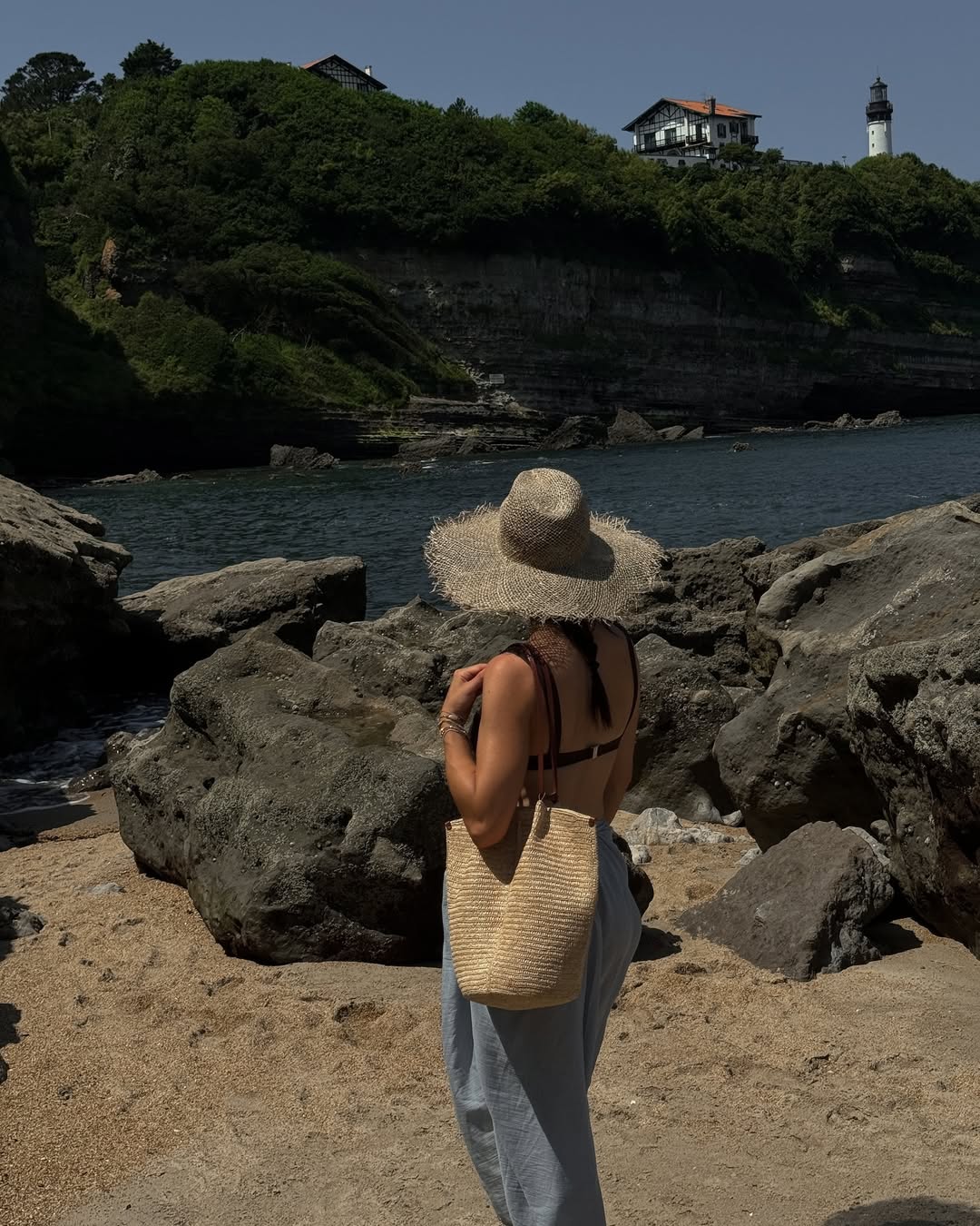 @_jessicaskye wearing a raffia bag on the beach