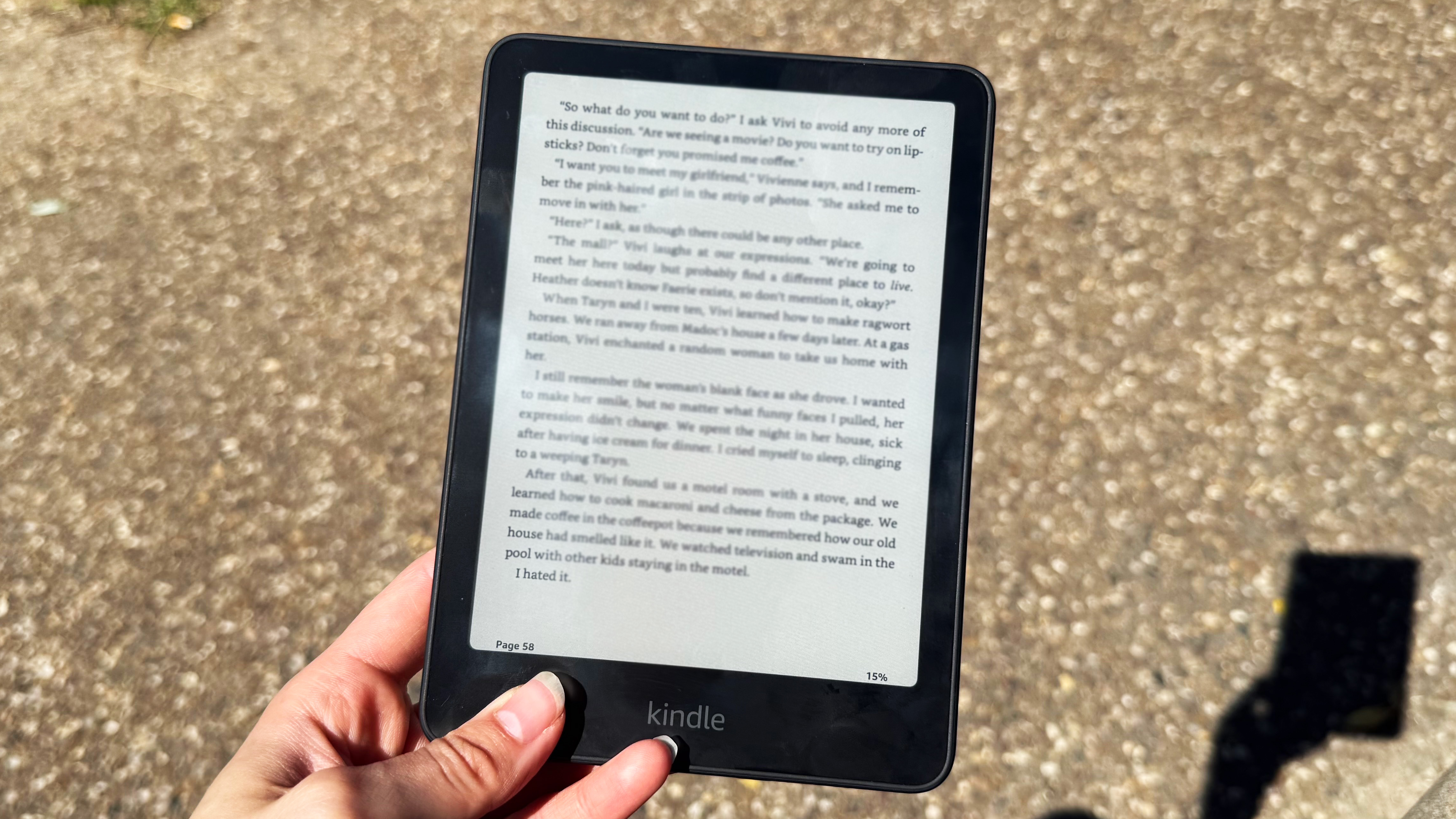 Kindle Colorsoft 2026 در زیر نور مستقیم خورشید عکاسی شده است