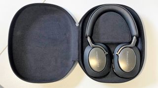 Bowers & Wilkins Px8 in carry case