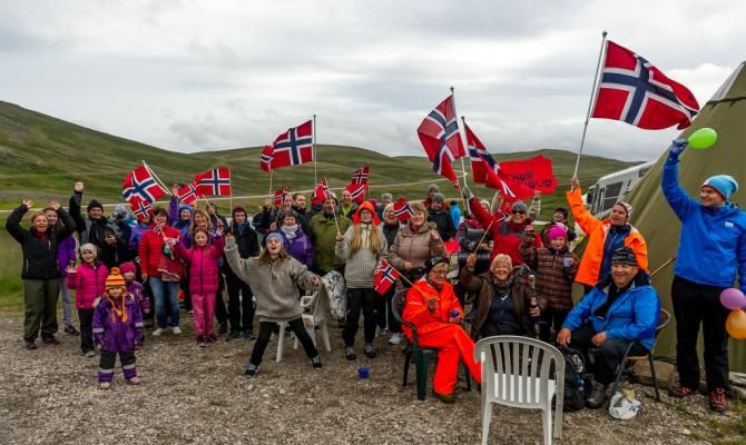 Norwegian fans line the roadside