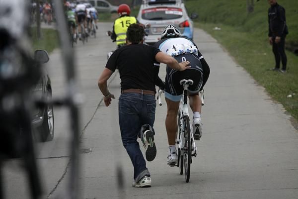 Fabian Cancellara (Leopard - Trek) is pushed back into the race after a bike change