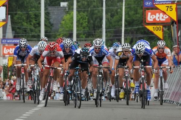 Downing opens up the sprint.