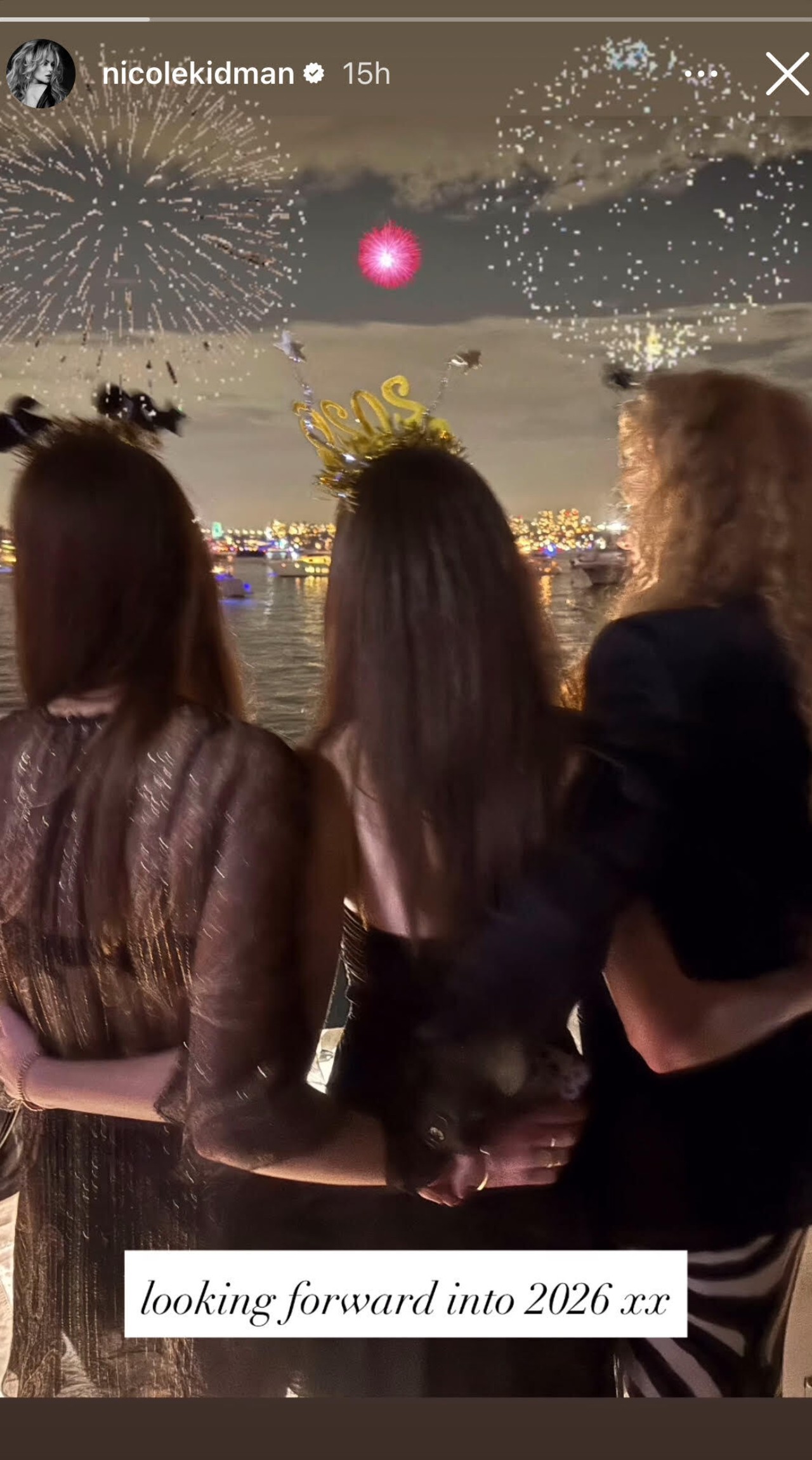 Nicole Kidman and her daughters standing arm and arm on New Years.