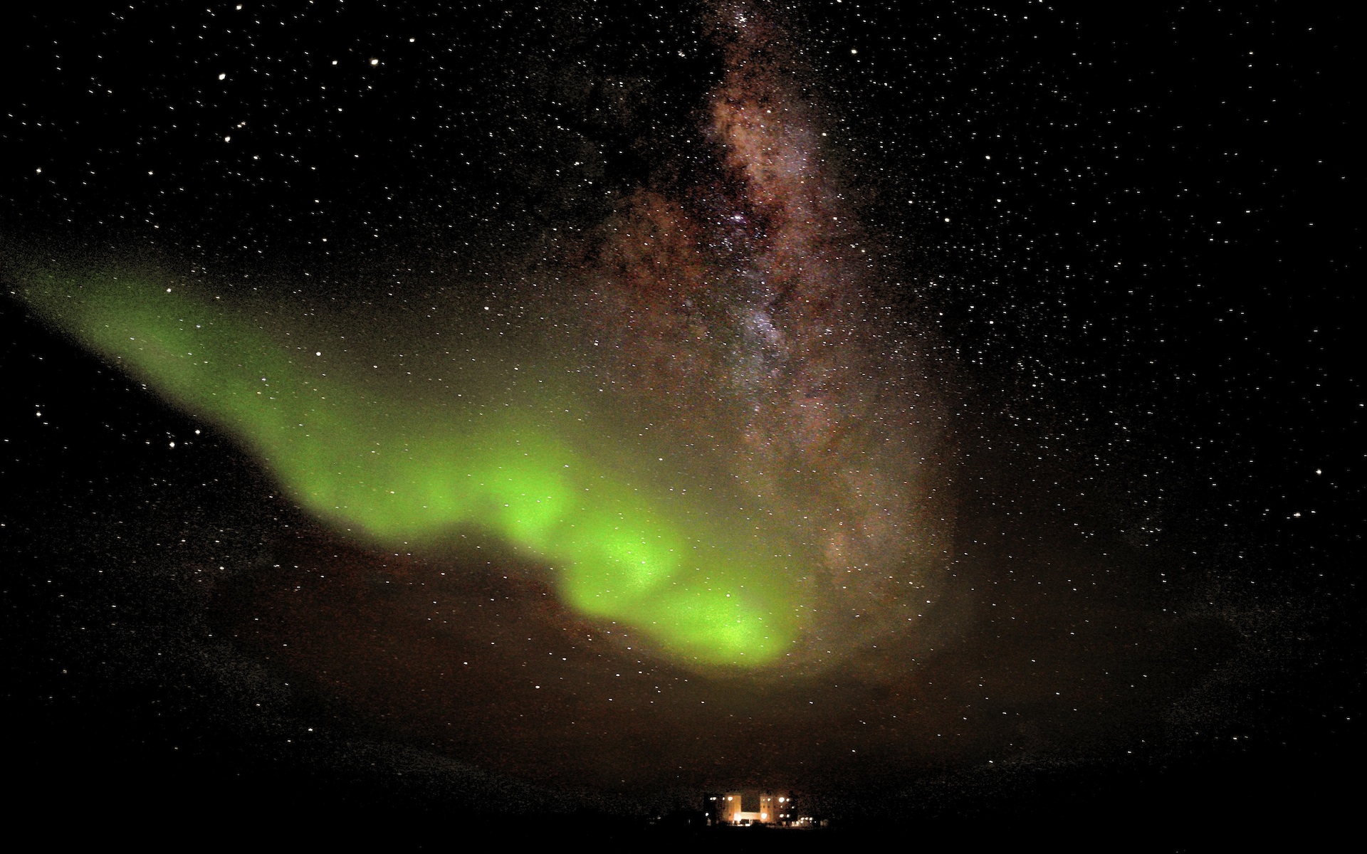 Aurora Australis above Concordia Base