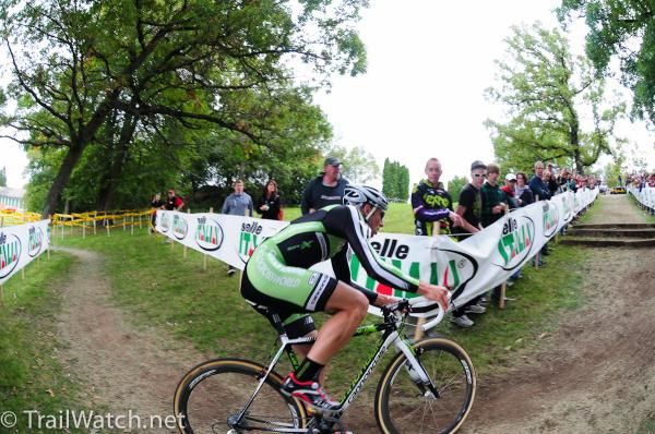 Jeremy Powers (Cannondale/ Cyclocrossworld.com) rounding a tight corner