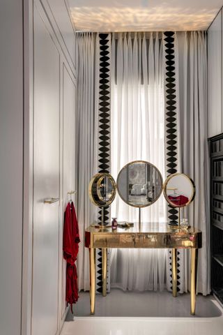 Dressing room with gold dressing table