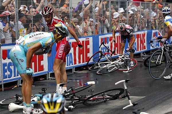 Paolo Savoldelli (Astana) checks his wounds.