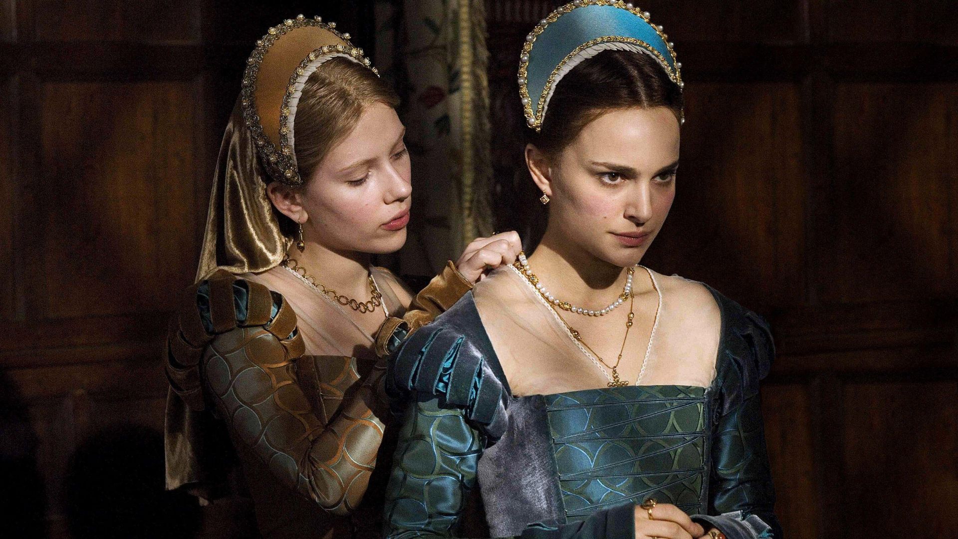 Scarlett Johansson and Natalie Portman in The Other Boleyn Girl