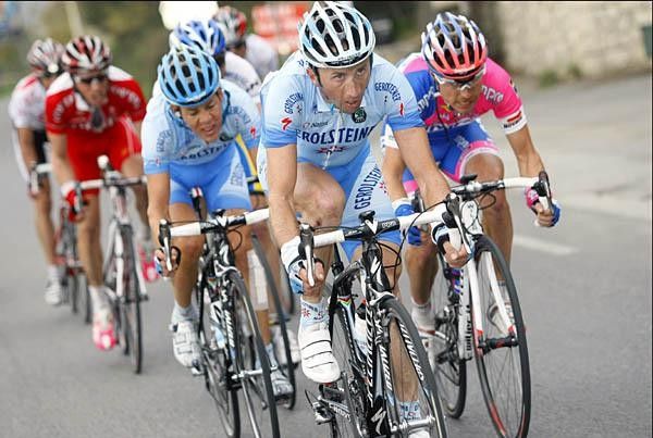 The break that ran away with the yellow jersey contained the Gerolsteiner riders Rebellin (front) and Kohl (l), as well as Cunego (r) and eventual stage winner Chavanel (red jersey on the left).