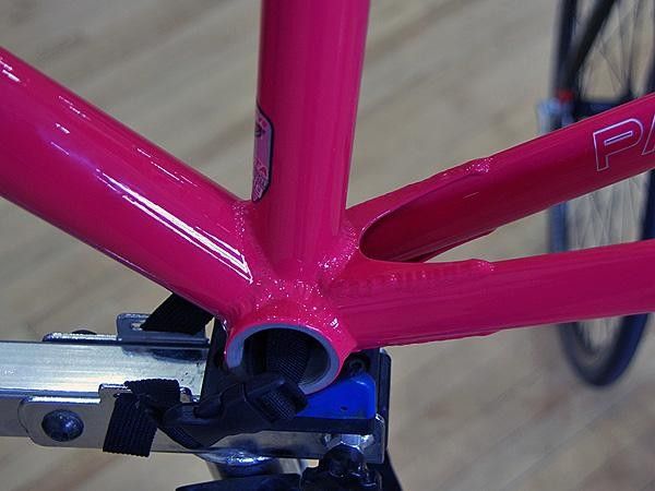 The bridgeless chain stays are reinforced with svelte-looking plate gussets top and bottom.
