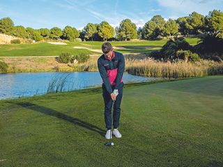 Alex Elliott demonstrating a chip shot with a hybrid club