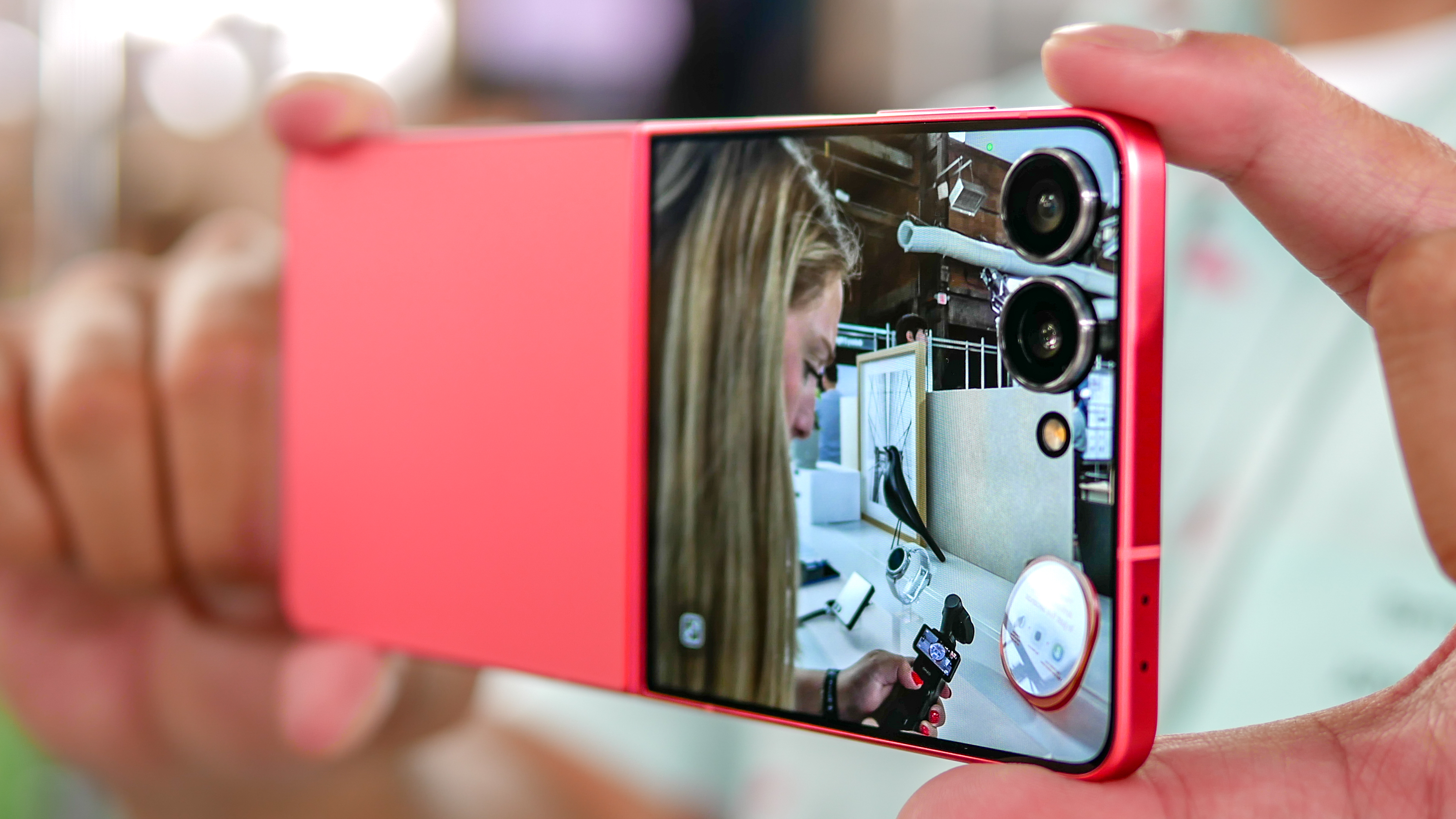 Samsung Galaxy Z Flip 7 showing camera preview on Flex Window.