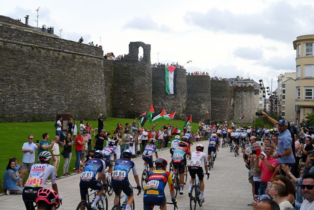 LUGO SPAIN AUGUST 30 A general view of the peloton passing the Lugo citywalls while fans cheer prior to the La Vuelta 79th Tour of Spain 2024 Stage 13 a 176km stage from Lugo to Puerto de Ancares 1659m UCIWT on August 30 2024 in Lugo Spain Photo by Dario BelingheriGetty Images