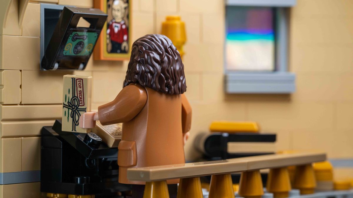 The Lego Harry Potter Gringotts Wizarding Bank, Hagrid accesses the safe