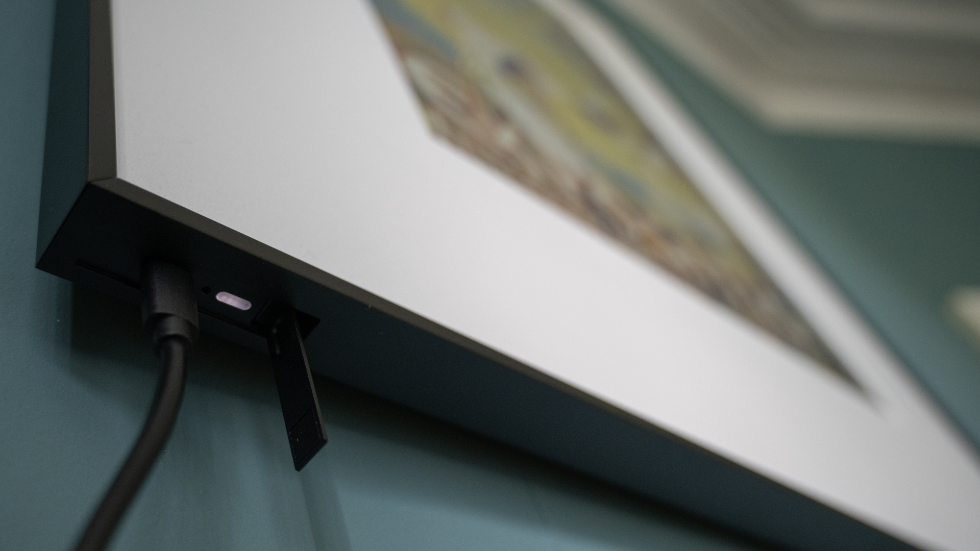 InkPoster Tela 28.5" frame showing charging port