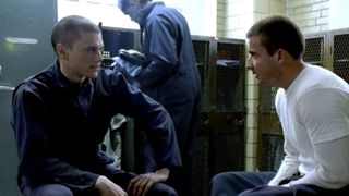 De två bröderna som är i huvudfokus i Prison Break sitter och pratar med varandra