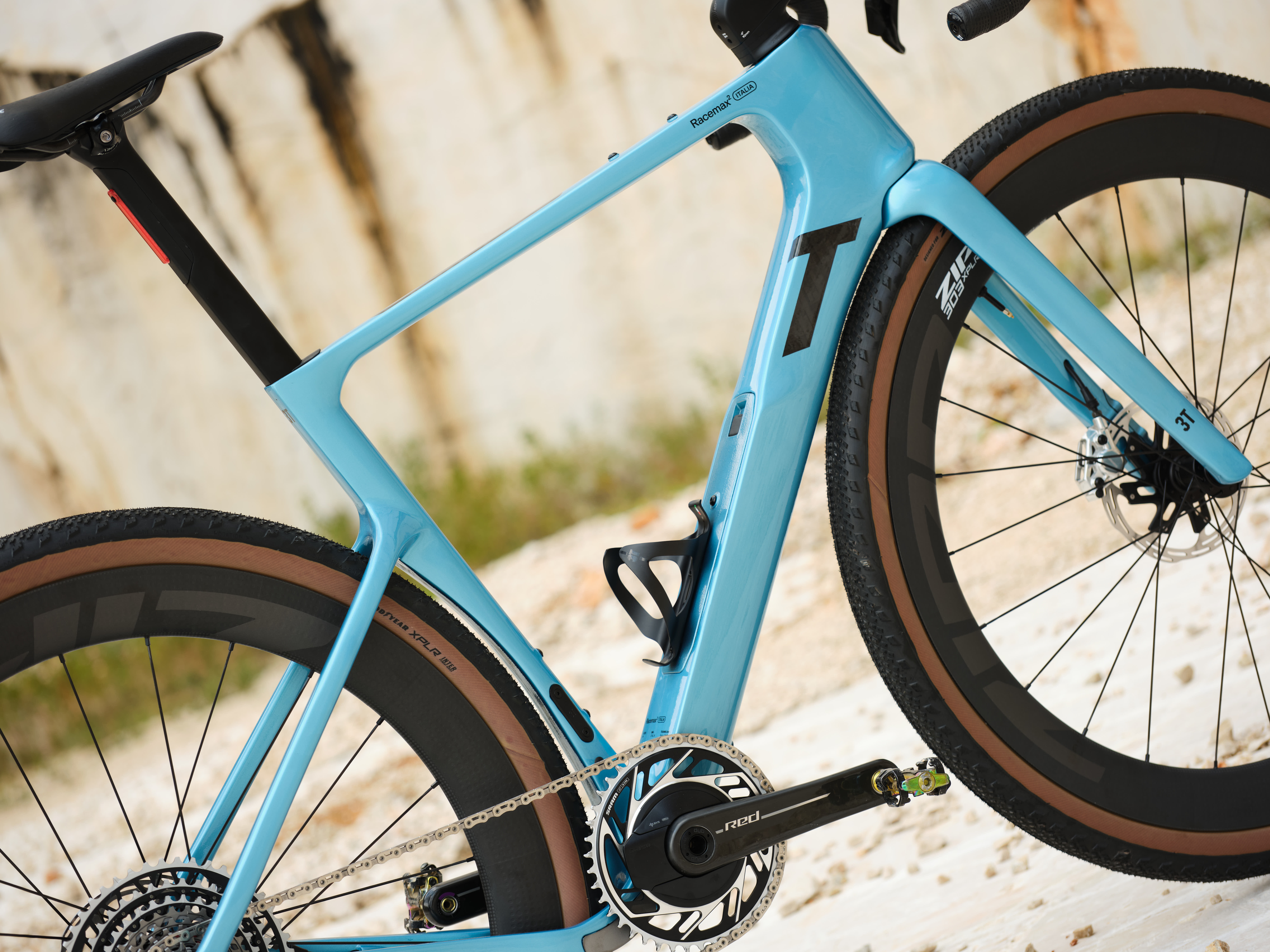 3T Racemax&amp;sup2; Italia photographed outside in Brezza/blue colourway