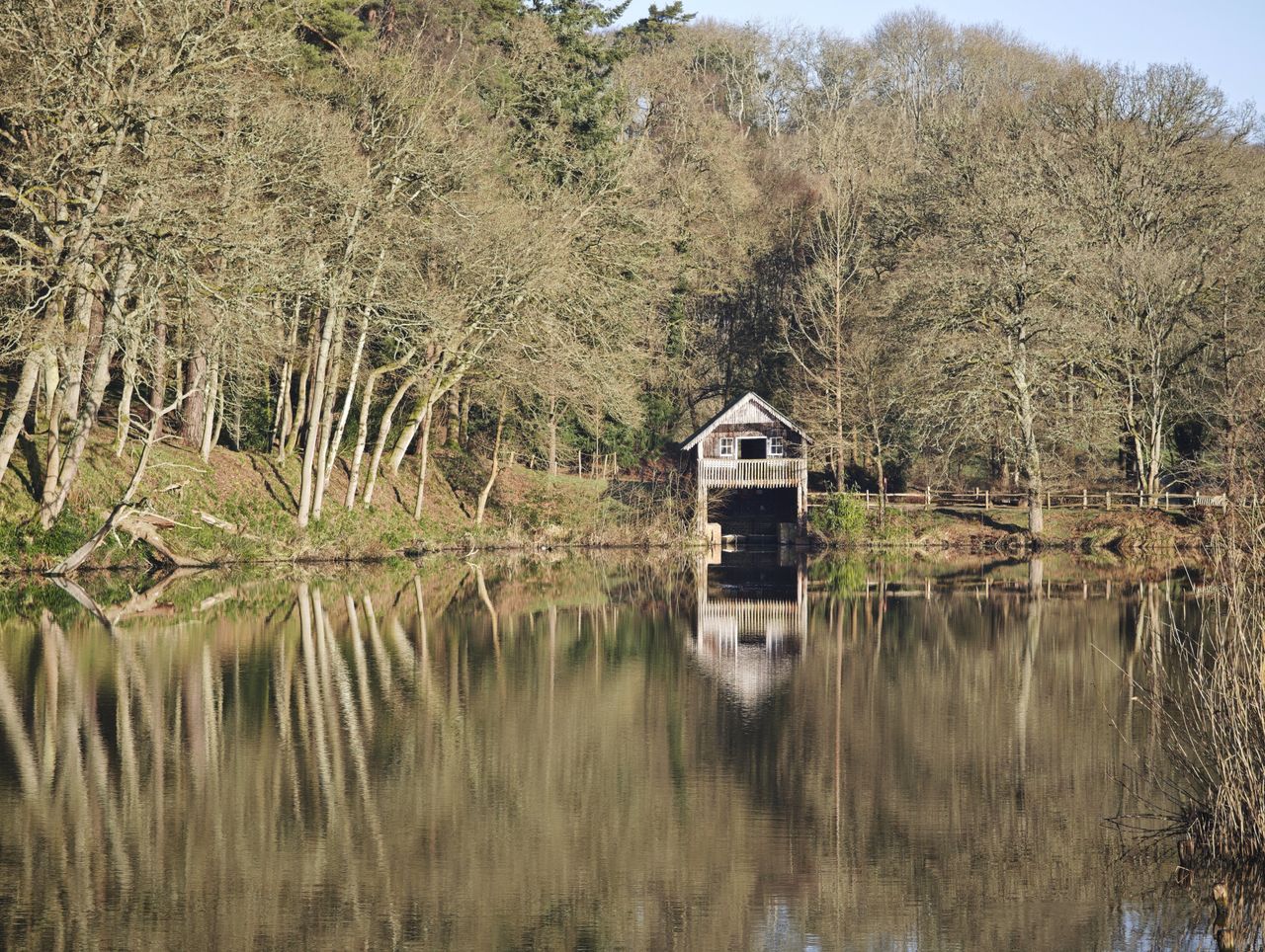 Xiaomi 15 Ultra sample photos; a lake with a boat house