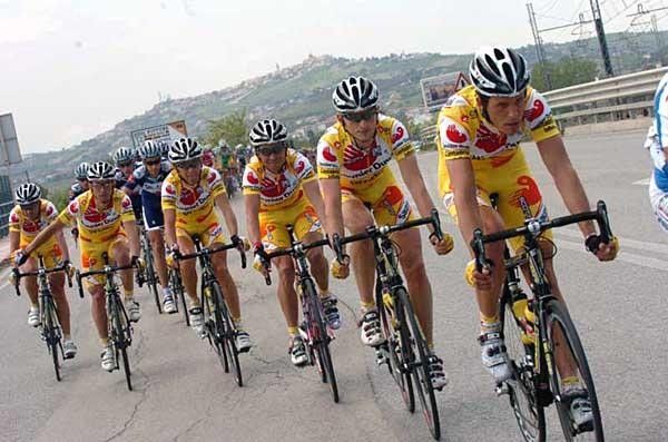 Aaron Olson (Saunier Duval) leads the effort to keep team leader Simoni in touch all day