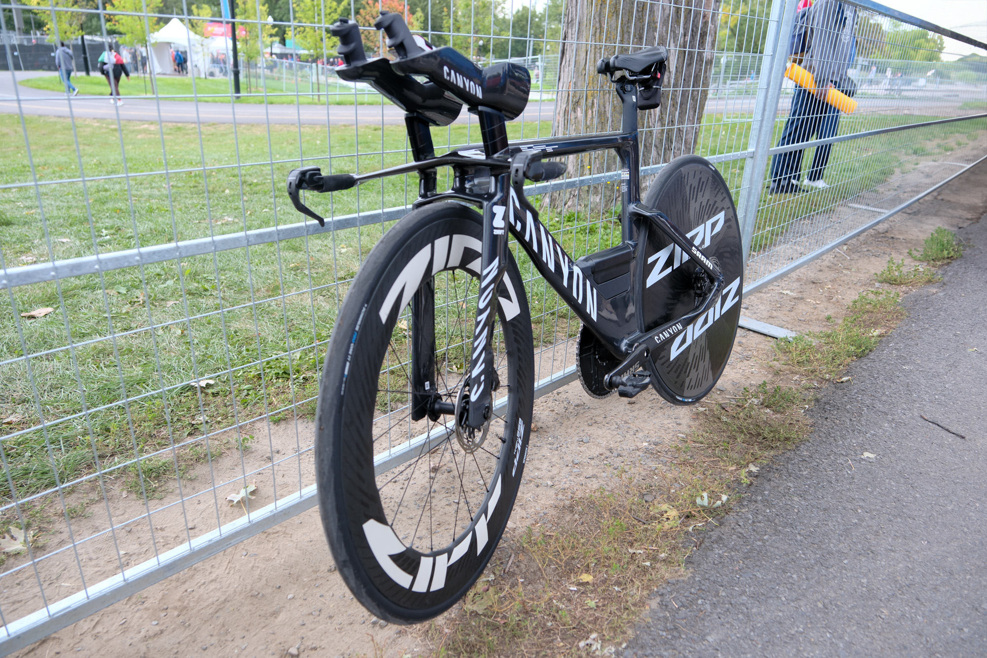 Antonia Niedermaier's new Canyon Speedmax CFR TT leaning against a metal barrier